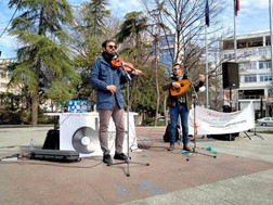 Λάρισα: Παρέμβαση στο κέντρο της πόλης από τα μέλη του Πανελλήνιου Μουσικού Συλλόγου   