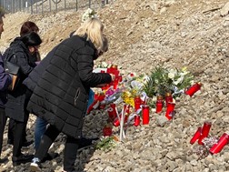 Οδύνη στον τόπο της τραγωδίας: Τρισάγιο για τους 57 νεκρούς στα Τέμπη 