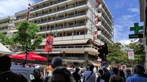 Λάρισα: Κατέβηκε από το μπαλκόνι ξενοδοχείου η γυναίκα που απειλούσε να πέσει 