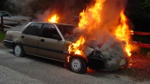 Στις φλόγες τυλίχθηκε αυτοκίνητο στον δρόμο Λάρισας - Αγιάς