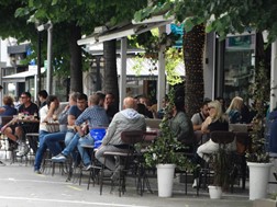 Γεμίζουν οι καφετέριες στο κέντρο της Λάρισας  - Δειλά χαμόγελα στους ιδιοκτήτες