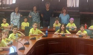 Στο Δημαρχείο Λάρισας οι μαθητές της Γ’ τάξης του 16ου Δημοτικού Σχολείου με ψήφισμα για την προστασία των μελισσών!