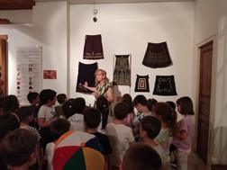 Οι μικροί κατασκηνωτές επισκέπτονται το Λαογραφικό Ιστορικό Μουσείο Λάρισας