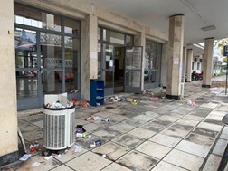 Μέσα στα σκουπίδια ο σιδηροδρομικός σταθμός στη Λάρισα (φωτο)