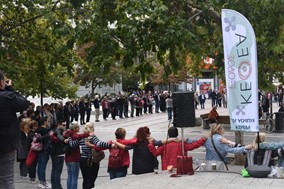 Διαμαρτυρία του ΚΕΘΕΑ στη Λάρισα για την κατάργηση του αυτοδιοίκητου