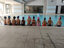 Δροσερά προγράμματα κολύμβησης για τους μικρούς κατασκηνωτές