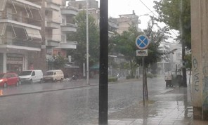 Ξεκίνησε η βροχόπτωση - Προβλήματα στην κίνηση στο δρόμο Λάρισας - Τρικάλων