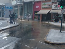 Διαρροή σε κεντρικό αγωγό της ΔΕΥΑΛ - Πλημμύρισαν οι δρόμοι 