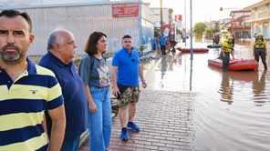 Λάρισα: Κλιμάκιο του ΚΚΕ με επικεφαλής τον Κώστα Παρασκευά στη συνοικία Άγιος Θωμάς