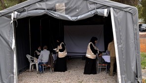 Έφτασαν οι πρώτοι Σύροι πρόσφυγες στη δομή φιλοξενίας στο Κουτσόχερο