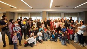 Πρωτοχρονιάτικη γιορτή για τα προσφυγόπουλα στη Λάρισα