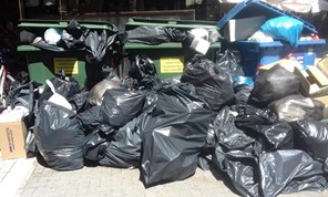Σωροί από σκουπίδια άρχισαν να μαζεύονται ήδη στο κέντρο της Λάρισας