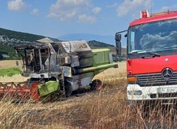 Λάρισα: Θεριζοαλωνιστική μηχανή κάηκε ολοσχερώς στην Αγναντερή