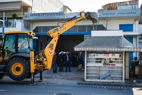 Ο Δήμος Λαρισαίων "ξηλώνει" κλειστά περίπτερα ιδιοκτησίας του