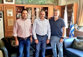 Οι δήμαρχοι Αγιάς Λάρισας και Φοινίκης Αλβανίας στον Δημ. Παπαστεργίου