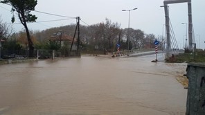 Πλημμύρισαν τα παράλια της Αγιάς – Διακοπή κυκλοφορίας στη γέφυρα «Καλατράβα»