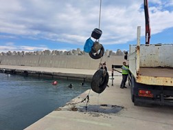 Υποβρύχιος καθαρισμός στο λιμάνι του Αγιοκάμπου (φωτο)