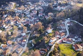 Σκήτη Αγιάς: Χτισμένη στις πλαγιές του Μαυροβουνίου με πανοραμική θέα προς το Αιγαίο (Βίντεο)