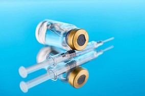 Εμβολιασμός: Ανοίγουν 110.000 ραντεβού για 1η και 3η δόση