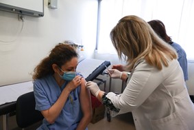 Την Τρίτη στο ΠΓΝΛ το εμβόλιο - Σε πρώτη φάση θα εμβολιαστούν 250 υγειονομικοί 