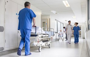 Oι μισοί από τους προβλεπόμενους νοσηλευτές δουλεύουν στα νοσοκομεία της Θεσσαλίας 