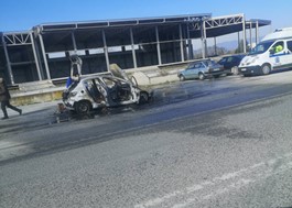 Aυτοκίνητο άρπαξε φωτιά έξω από τη Λάρισα - Ολοκληρωτική η ζημιά 
