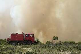 Σε εξέλιξη η πυρκαγιά στο Καλό Νερό - Ενισχύονται οι δυνάμεις της Πυροσβεστικής 