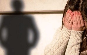 Βαριές ποινές σε επτά άτομα για εκπόρνευση 14χρονης 