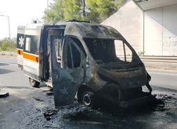 Παρανάλωμα του πυρός ασθενοφόρο του ΕΚΑΒ Βόλου - Επέστρεφε από διακομιδή στη Λάρισα