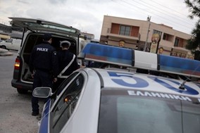 Δύο συλλήψεις στη Λάρισα για διακίνηση 23 παράτυπων μεταναστών