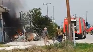 Στις φλόγες αυτοκίνητο έξω από συνεργείο στη Λάρισα