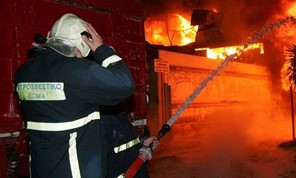 Κάηκαν ολοσχερώς σπίτι και τροχόσπιτο στο Καστρί Λουτρό 