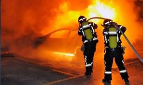 Αυτοκίνητο τυλίχθηκε στις φλόγες στη Λάρισα
