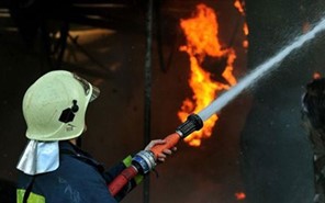 Φωτιά σε εργοστάσιο επίπλων στη Λάρισα 