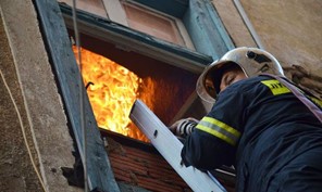 Φωτιά σε διαμέρισμα στο κέντρο της Λάρισας