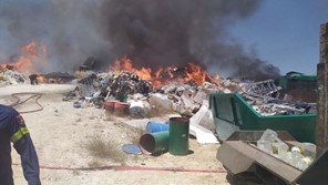 Λάρισα: Mάχη για την κατάσβεση φωτιάς σε εργοστάσιο ανακύκλωσης
