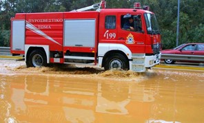 Λάρισα: Απεγκλωβισμοί οδηγών από την Πυροσβεστική Υπηρεσία 