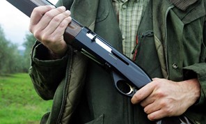 Τρεις συλλήψεις στη Ραψάνη για τον τραυματισμό 46χρονου με κυνηγετικό όπλο