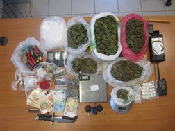 Τρεις συλλήψεις στη Λάρισα για ναρκωτικά και όπλα 