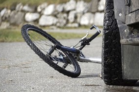 Τραυματισμός ποδηλάτη στη Λάρισα – Παρασύρθηκε από αυτοκίνητο