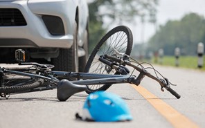Λάρισα: Ποδηλάτισσα παρασύρθηκε από αυτοκίνητο – Μεταφέρθηκε στο ΓΝΛ