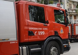 Λάρισα: Άρπαξε φωτιά καρότσα φορτηγού – Ακούμπησε σε καλώδια της ΔΕΗ