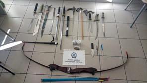 Δύο συλλήψεις Λαρισαίων - Στην κατοχή τους δεκάδες σπαθιά, ξίφη και αναβολικά 