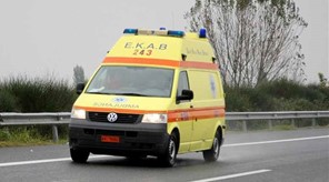 Αυτοκίνητο έπεσε σε δέντρο στο δρόμο Λάρισας - Τυρνάβου - Δύο τραυματίες 