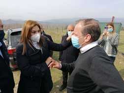 Με τον υπουργό Υποδομών Κ.Καραμανλή στα σεισμόπληκτα χωριά της Λάρισας η Στ.Μπίζιου