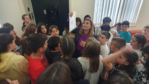 Βουλή: Mε παιδιά του δημοτικού σχολείου Νίκαιας η Ευαγγελία Λιακούλη