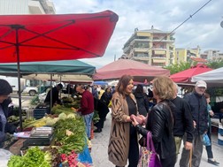 Στέλλα Μπίζιου στη λαϊκή αγορά της Τετάρτης στη Λάρισα - Δίνουμε τη μάχη της ισχυροποίησης της οικονομίας