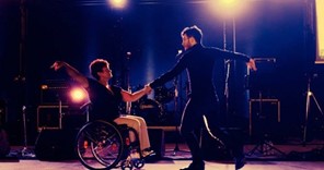 Χορεύτρια σε αναπηρικό αμαξίδιο!
