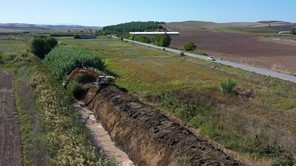 Το ρέμα Αλματζίκι στις Νέες Καρυές καθαρίζει η Περιφέρεια Θεσσαλίας (video)