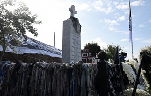 Βεβήλωσαν ξανά το μνημείο των οπαδών του ΠΑΟΚ στα Τέμπη